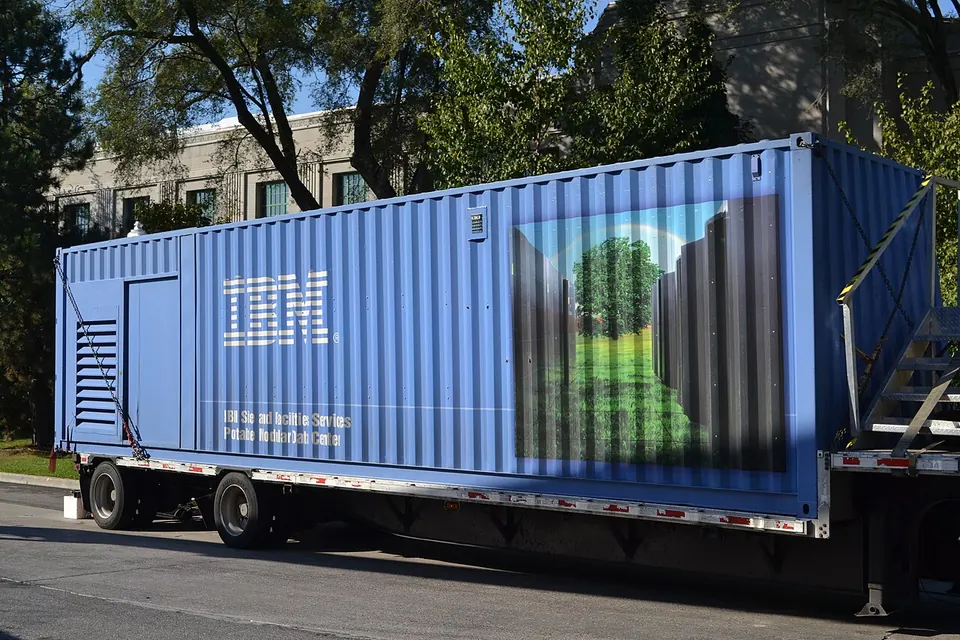 Переносной модуль IBM; изображение показывает модульное решение, но не определяет обязательную архитектуру edge-ЦОД.